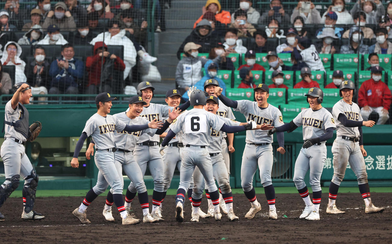 慶応対仙台育英　タイブレーク10回裏仙台育英2死満塁、山田（6）はサヨナラ左前適時打を放ちナインから祝福を受ける（撮影・上山淳一）