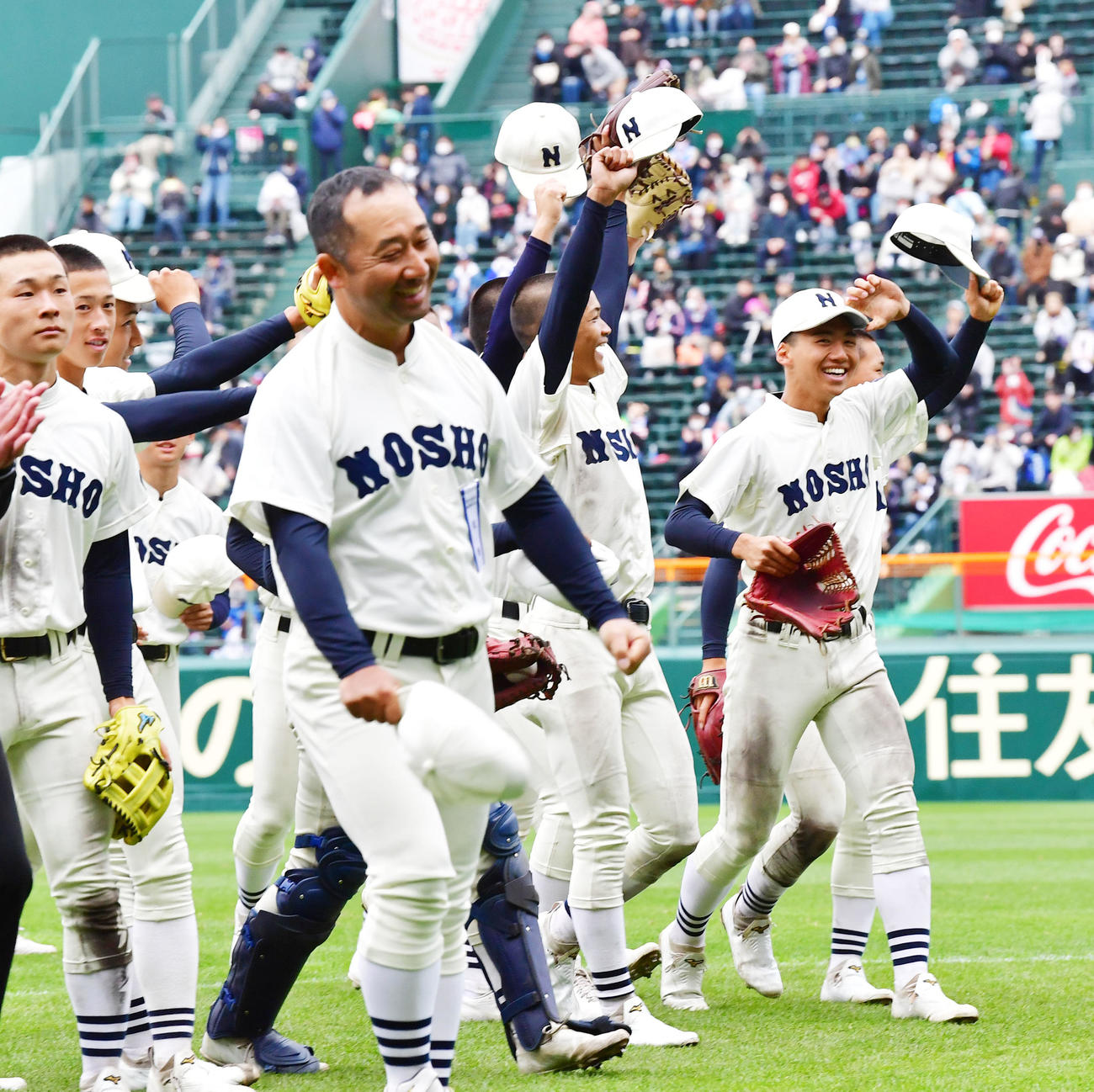 能代松陽対石橋　応援団に笑顔で勝利を報告する能代松陽ナイン（撮影・前岡正明）