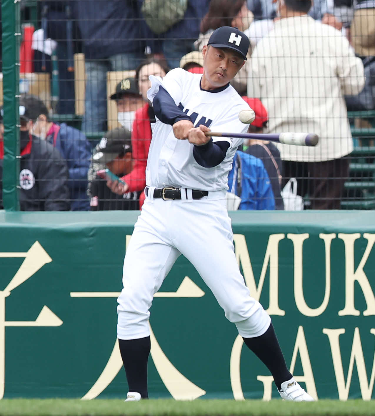 龍谷大平安対長崎日大　試合前ノックを打つ龍谷大平安・川口コーチ（撮影・宮地輝）