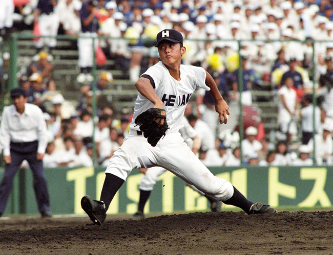 準々決勝　徳島商対平安　延長10回を投げきった平安・川口知哉＝１９９７年８月