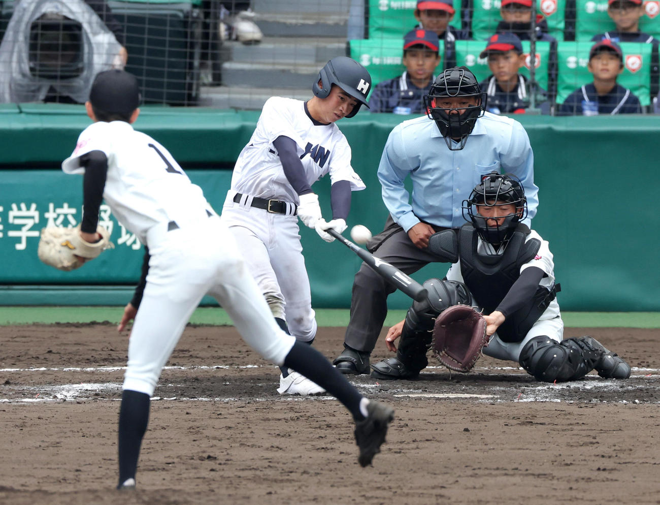 長崎日大対龍谷大平安　7回裏龍谷大平安2死二塁、白石は右前適時打を放つ（撮影・上山淳一）