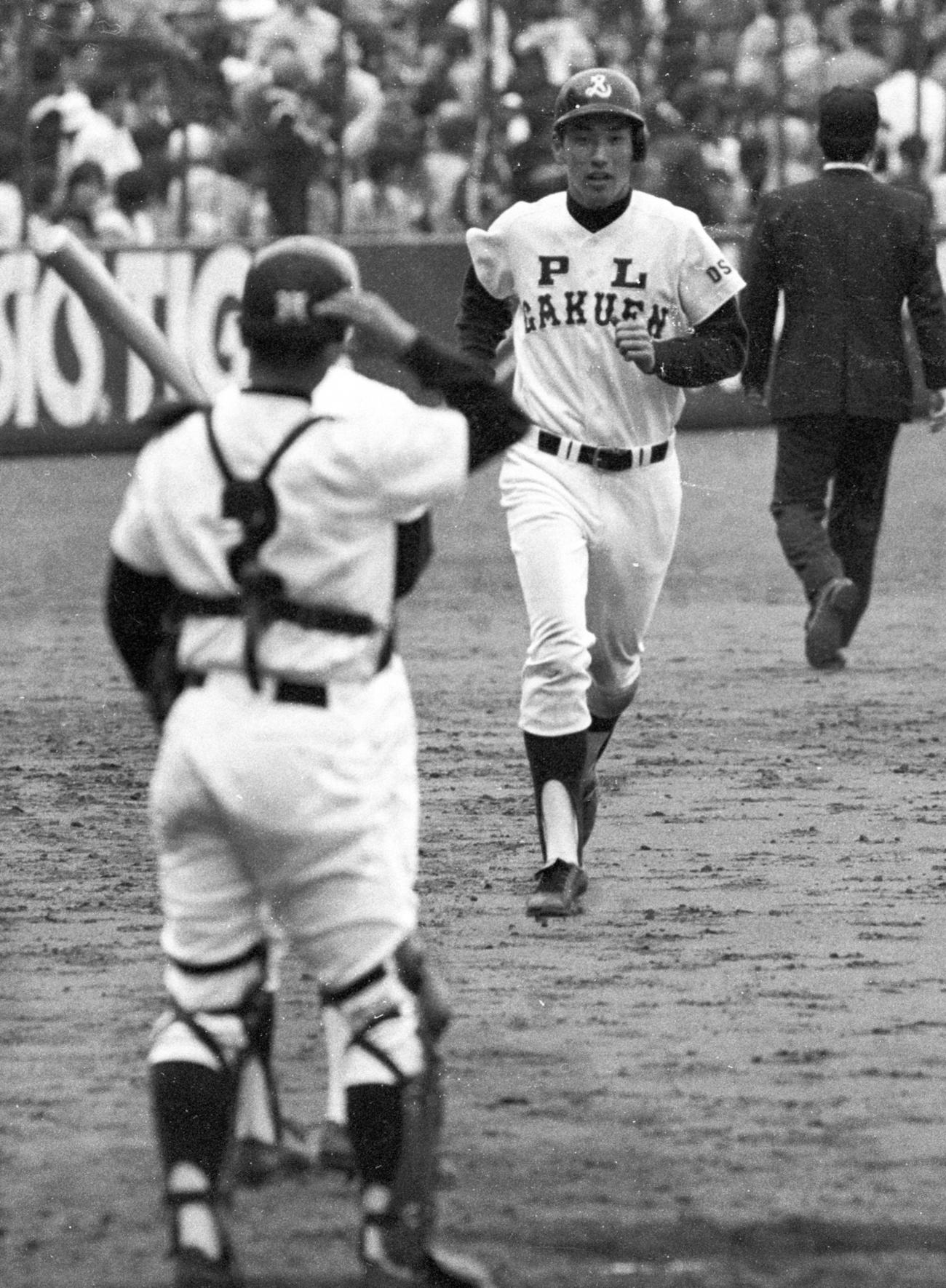 84年3月31日、京都西対PL学園戦で本塁打を放ち生還するPL学園・清原和博