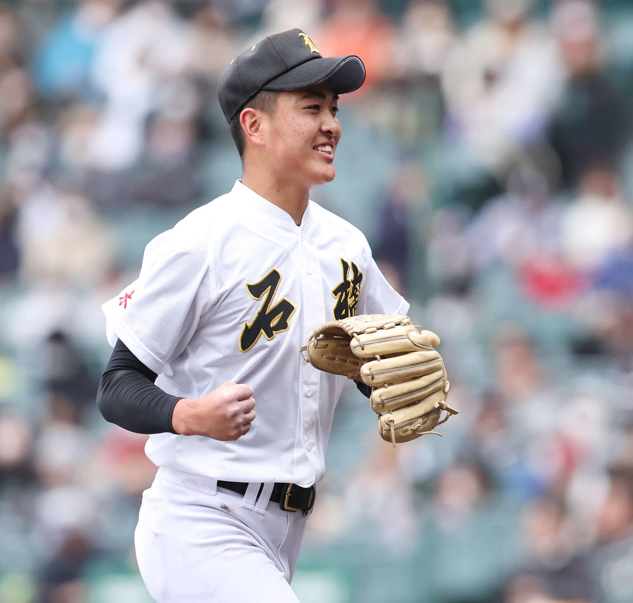 石橋対能代松陽　7回裏能代松陽を抑え、笑顔でベンチに帰る入江（撮影・宮地輝）