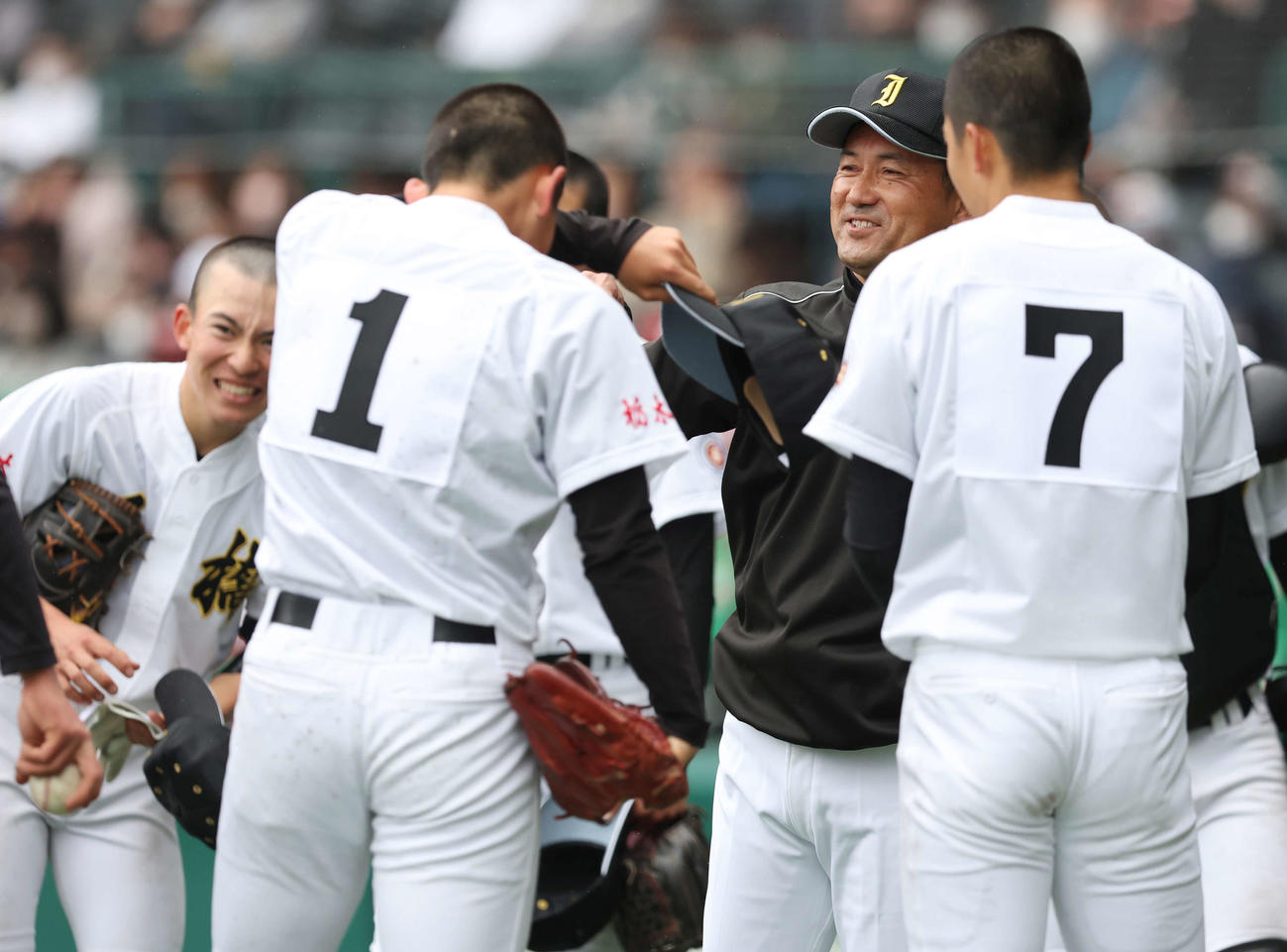 石橋対能代松陽　選手たち笑顔で声をかける石橋・福田監督（右から2人目）（撮影・宮地輝）