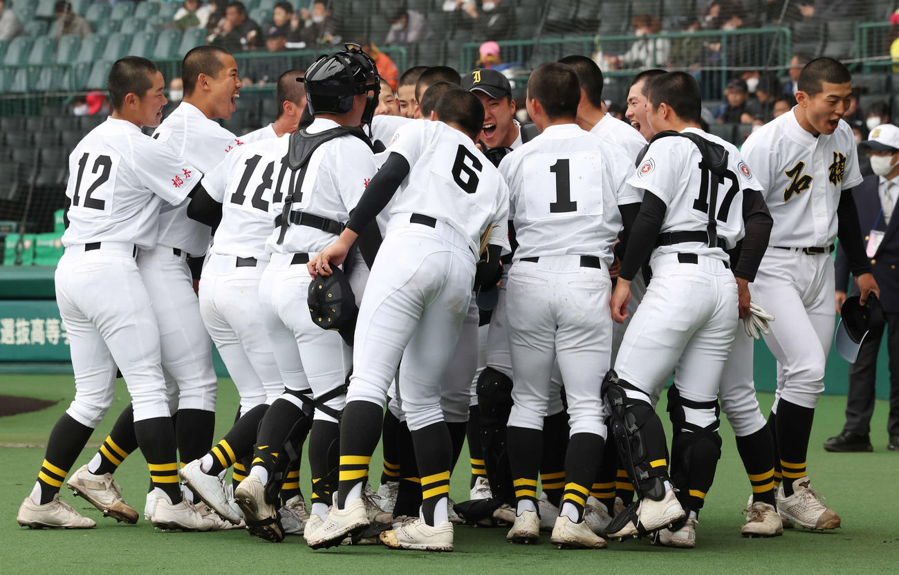 石橋対能代松陽　試合前、円陣を組む石橋ナイン（撮影・宮地輝）
