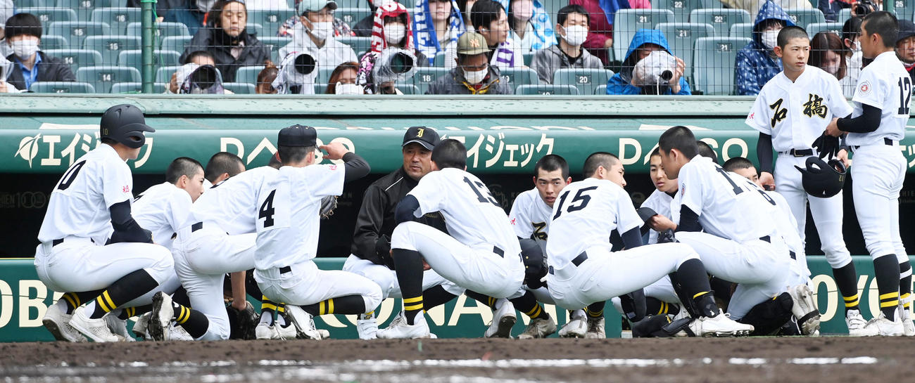 能代松陽対石橋　5回、攻撃前にナインに指示をする石橋・福田監督（撮影・前岡正明）