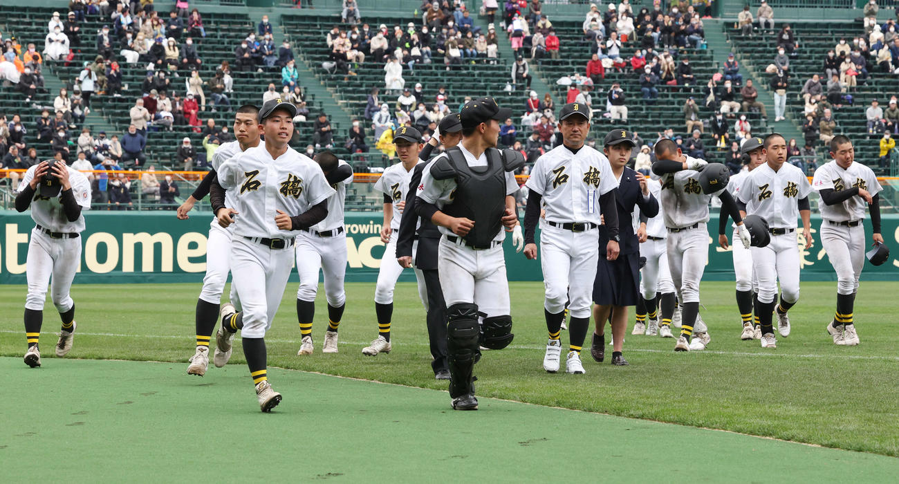 石橋対能代松陽　敗れ、肩を落とす石橋の選手たち（撮影・宮地輝）