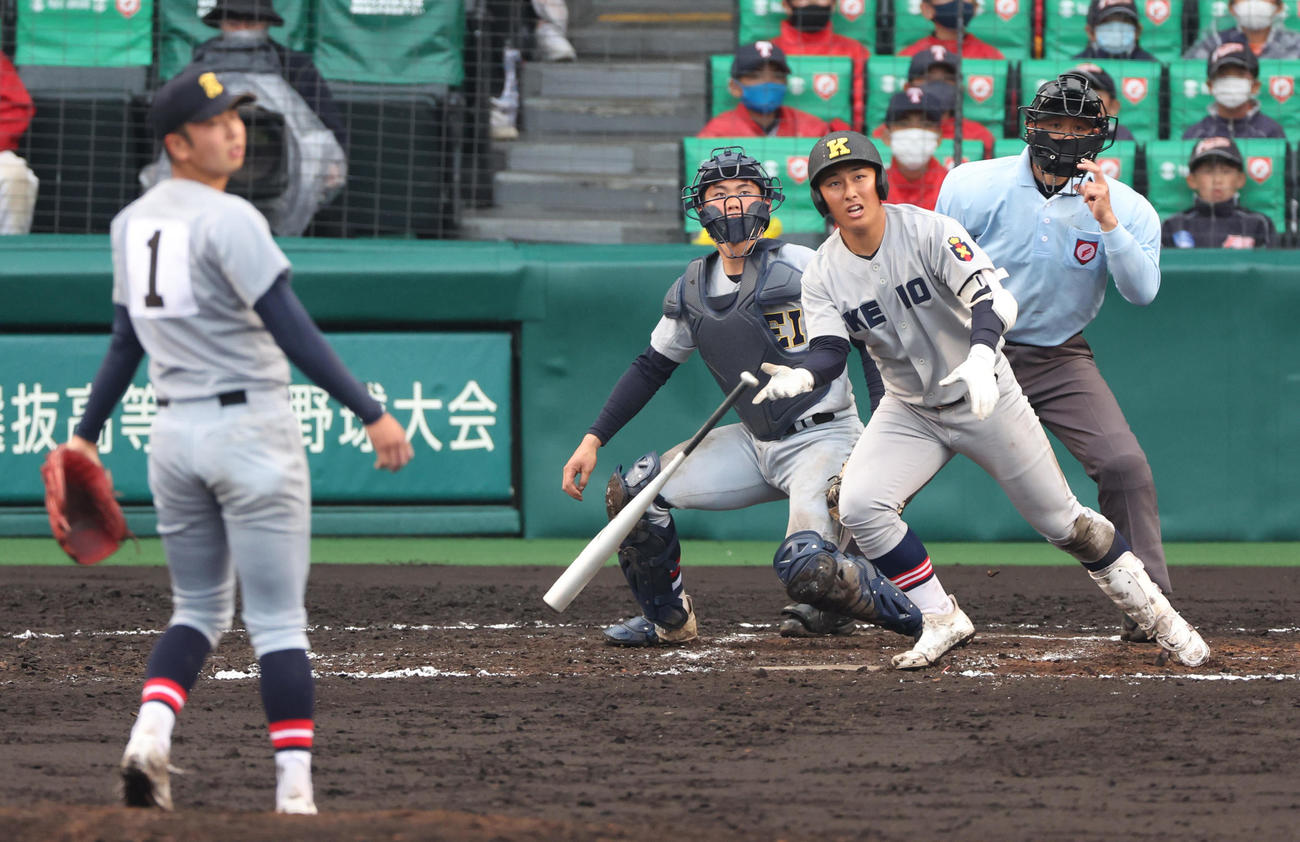慶応対仙台育英　8回表慶応2死一塁、清原は左飛に倒れる（撮影・上山淳一）