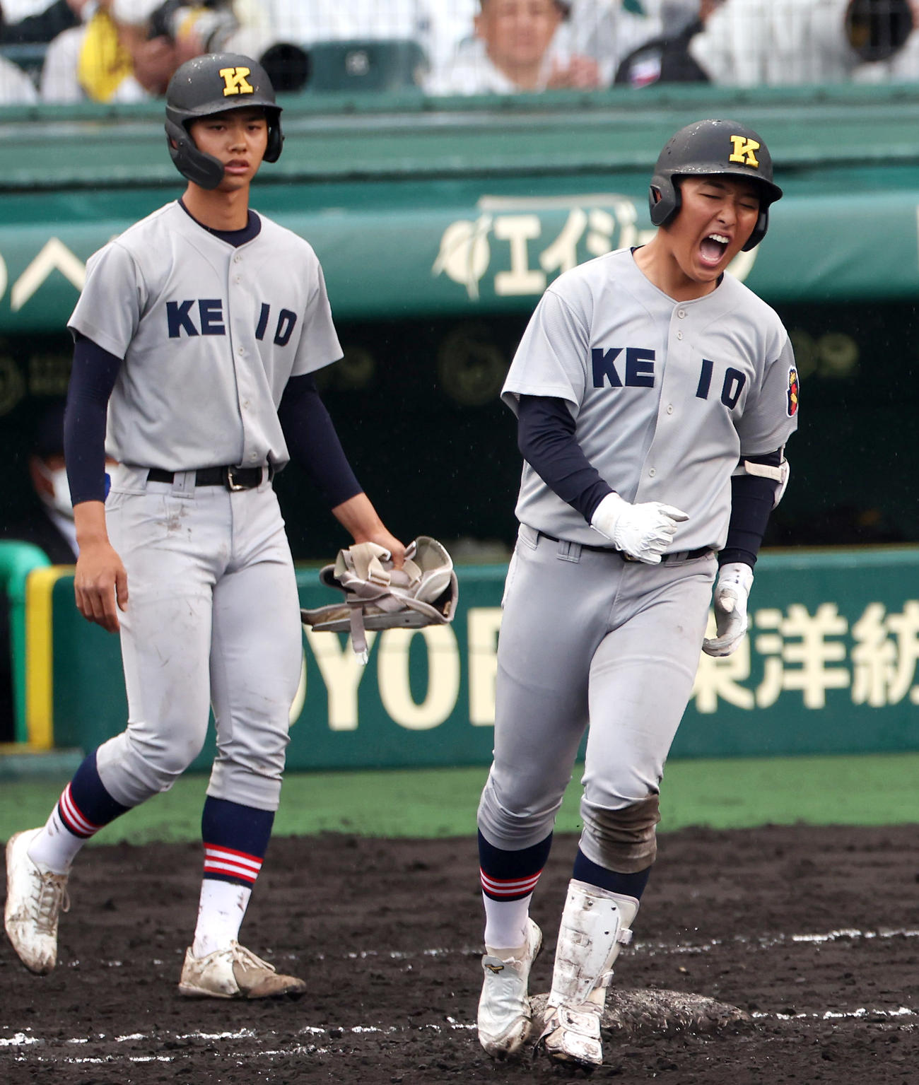 慶応対仙台育英　8回表慶応2死一塁、清原（右）は左飛に倒れ悔しがる（撮影・上山淳一）