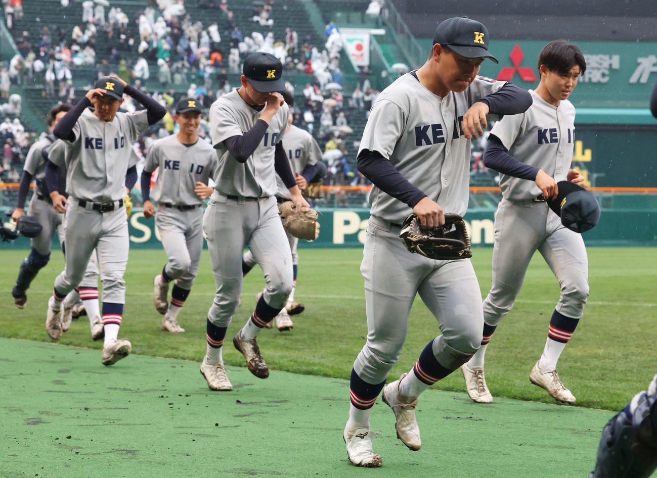 慶応対仙台育英　延長戦の末敗れ、悔しさを見せる清原（右から2人目）ら慶応の選手たち（撮影・宮地輝）