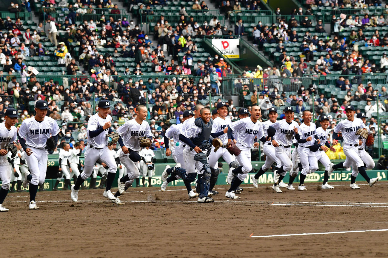 龍谷大平安対長崎日大　長崎日大に勝利、応援団にあいさつに向かう龍谷大平安ナイン（撮影・前岡正明）