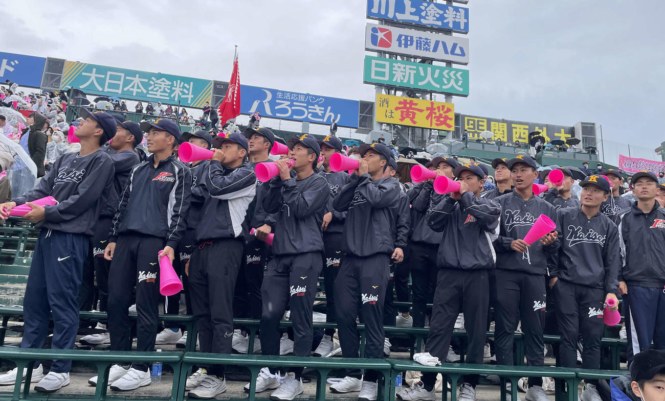長崎日大対龍谷大平安　同じ長崎から出場する長崎日大の応援に駆けつけた海星の選手たち