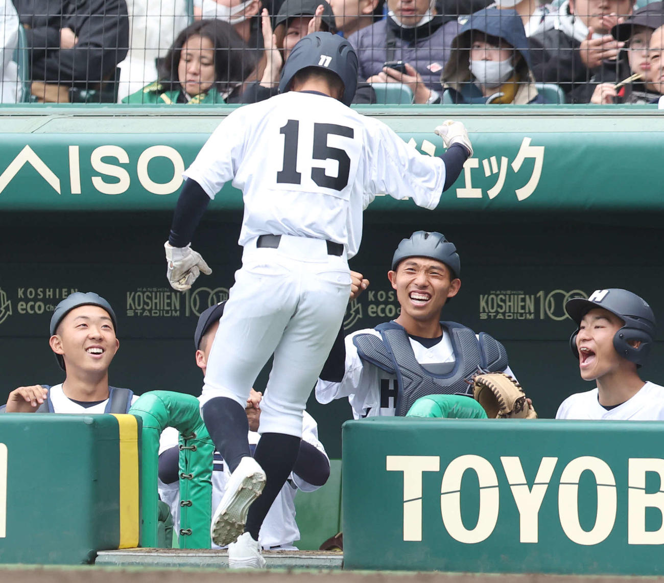 長崎日大対龍谷大平安　7回表龍谷大平安2死二塁、白石が勝ち越し右適時打を放ち、生還した松井（中央）を笑顔で迎えるベンチ（撮影・宮地輝）