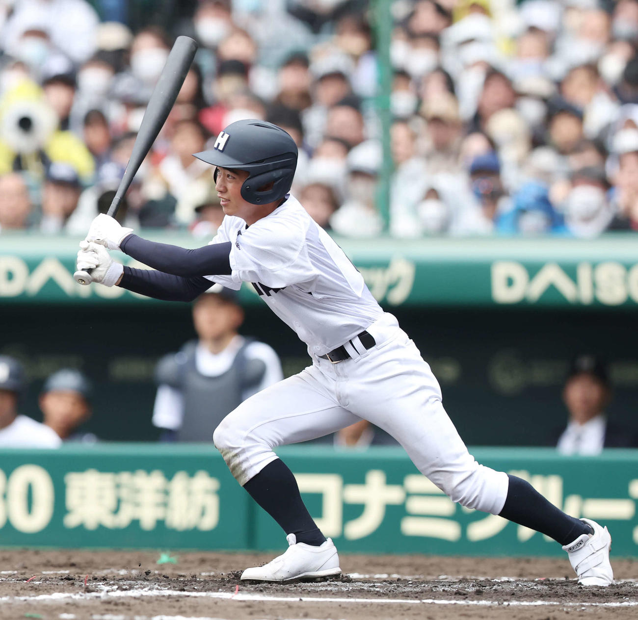 長崎日大対龍谷大平安　7回表龍谷大平安2死二塁、勝ち越し右適時打を放つ白石（撮影・宮地輝）