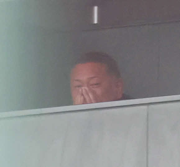 慶応対仙台育英　2回表慶応無死、次男勝児が左前打を放ち、感極まる清原和博氏（撮影・宮地輝）