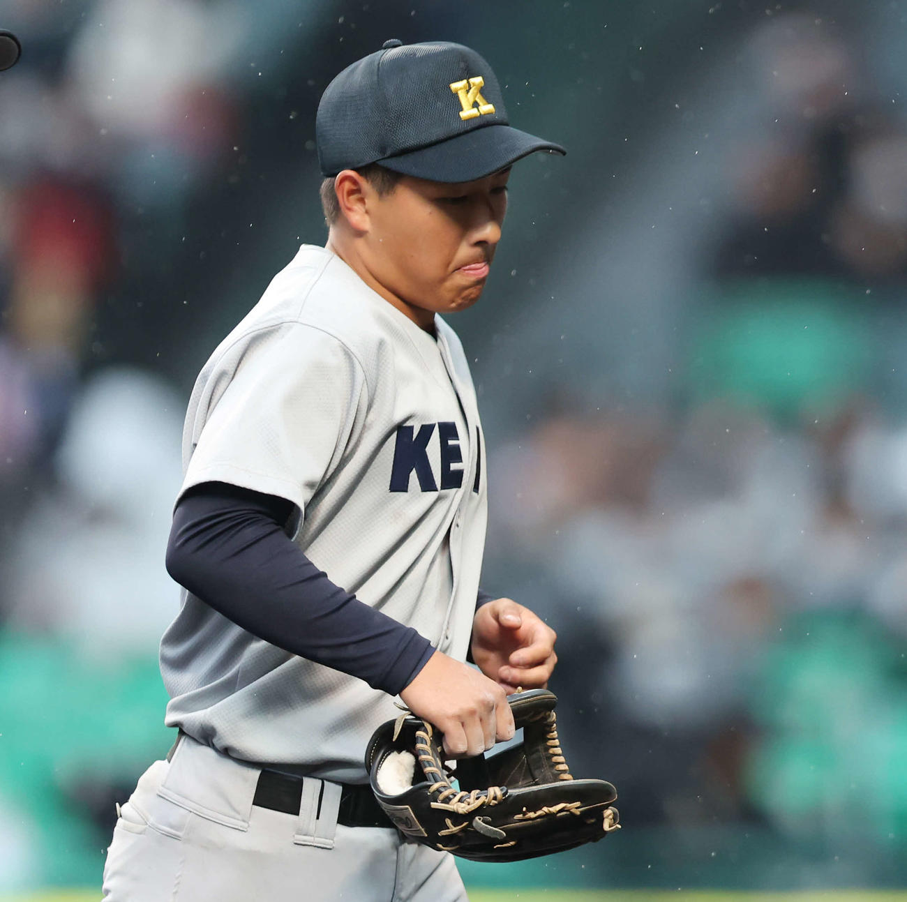 慶応対仙台育英　延長戦の末敗れ、悔しさを見せる慶応・清原（撮影・宮地輝）