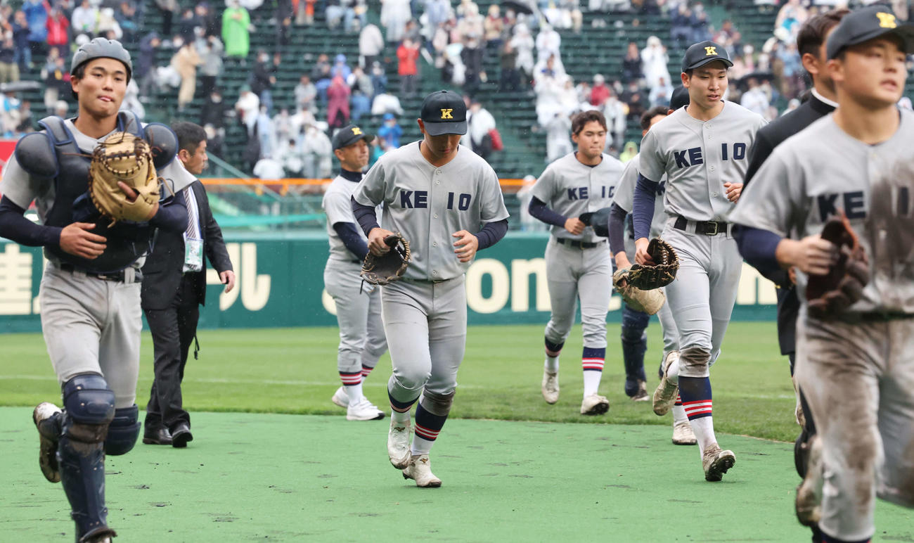 慶応対仙台育英　延長戦の末敗れ、肩を落とす清原（左から4人目）ら慶応の選手たち（撮影・宮地輝）