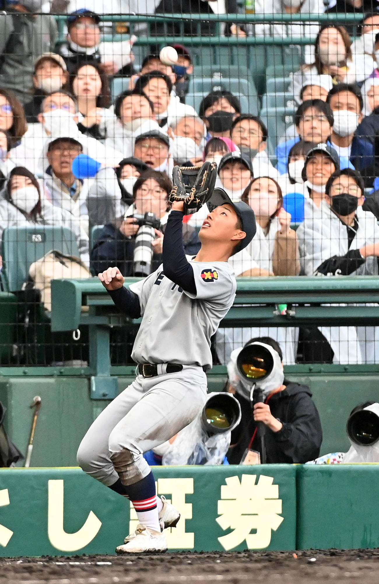 仙台育英対慶応　4回裏仙台育英2死、清原は寺田の三邪飛を捕球（撮影・前岡正明）
