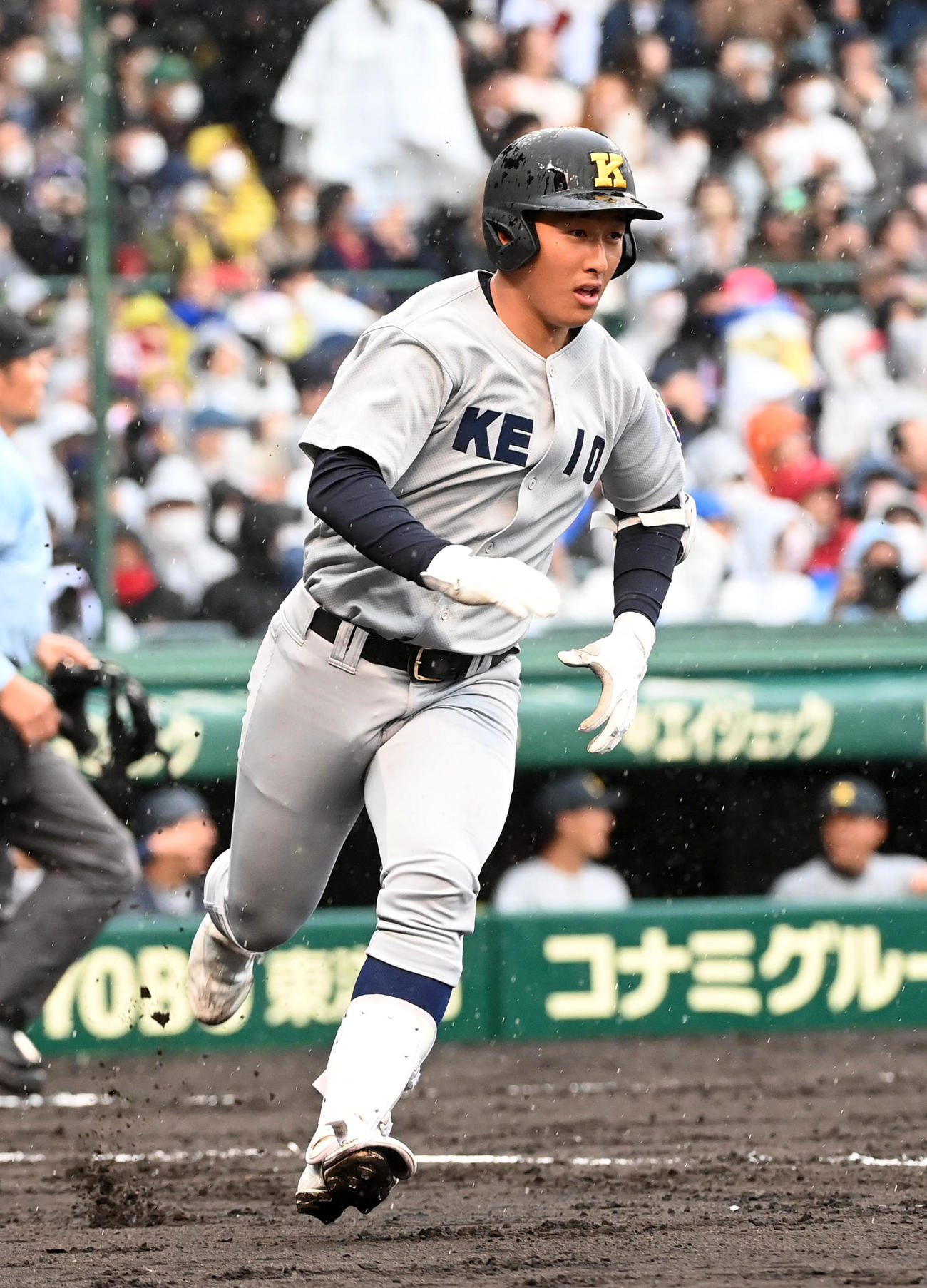 仙台育英対慶応　2回表慶応無死、清原は左前打を放つ（撮影・前岡正明）