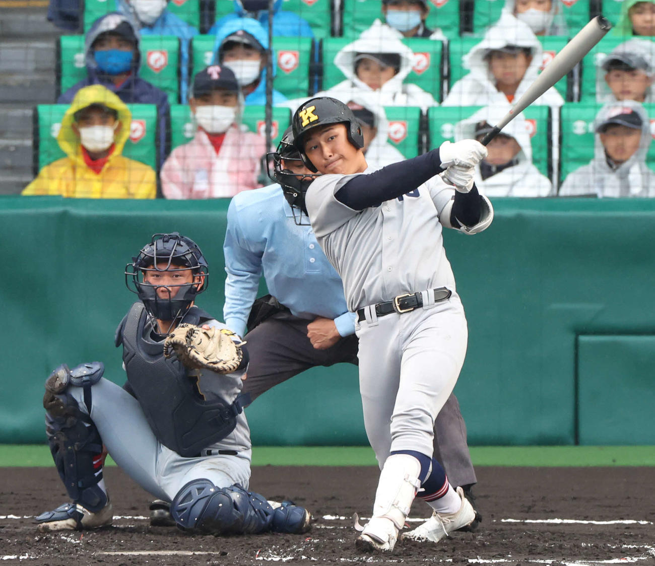 慶応対仙台育英　2回表慶応無死、清原は左前打を放つ（撮影・上山淳一）