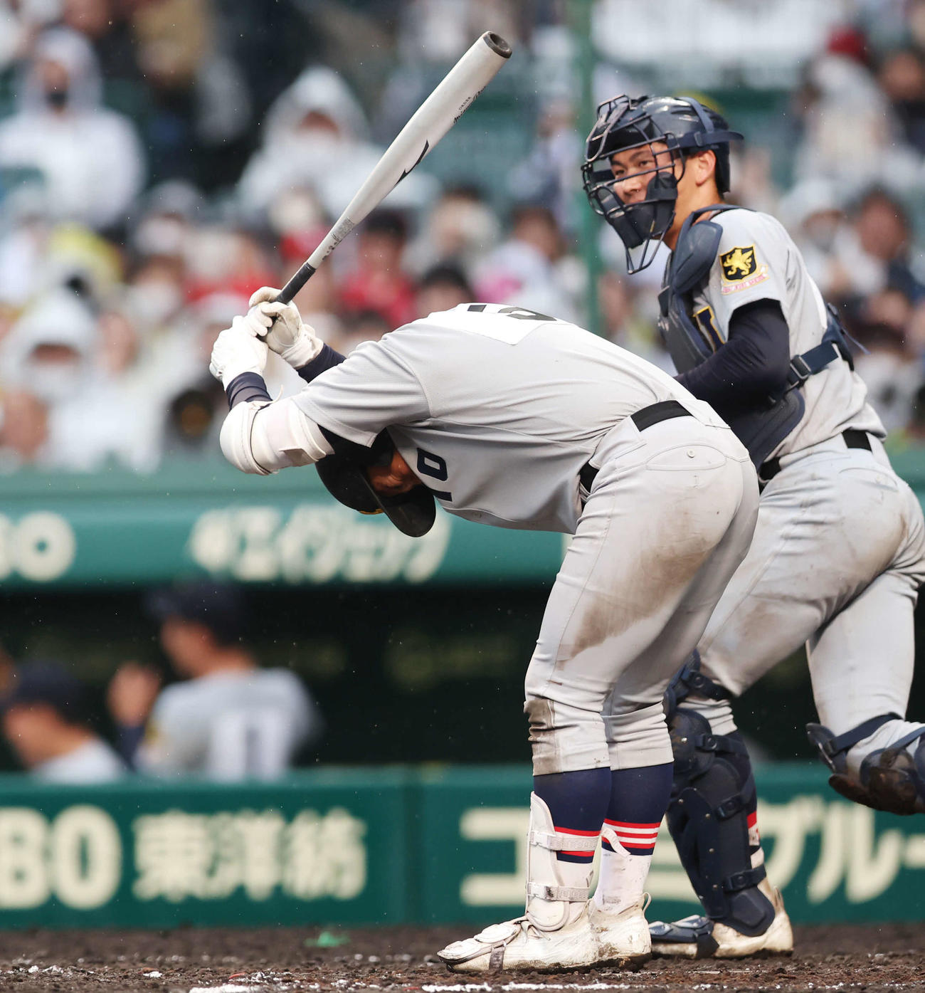 慶応対仙台育英　10回表慶応2死満塁、空振り三振に倒れ、悔しがる清原（撮影・宮地輝）