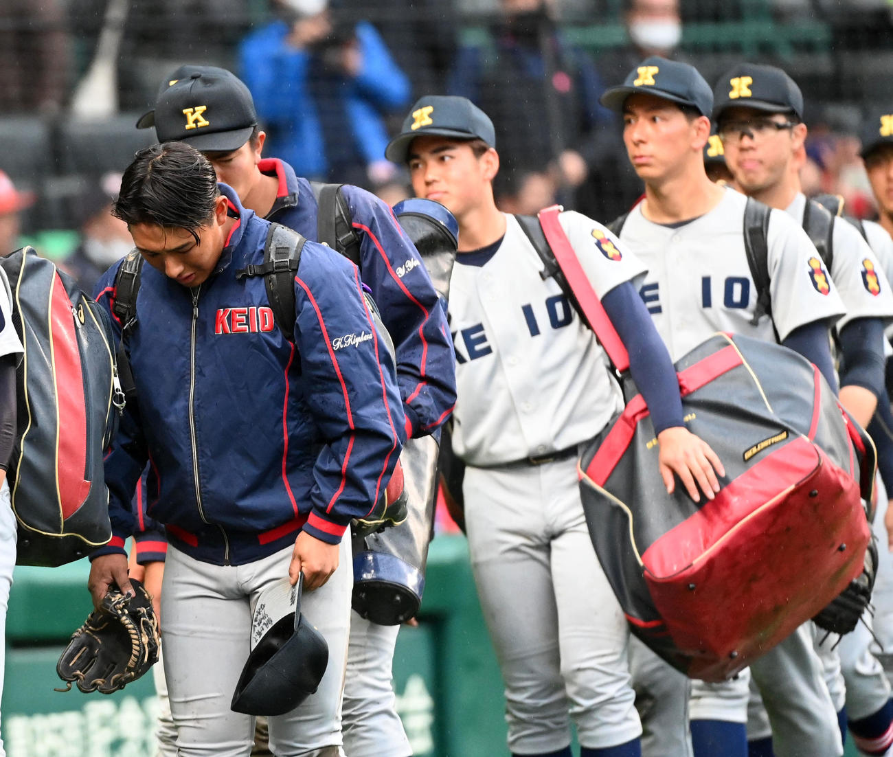 仙台育英対慶応　仙台育英に敗れ引き揚げる清原（左）ら慶応ナイン（撮影・前岡正明）