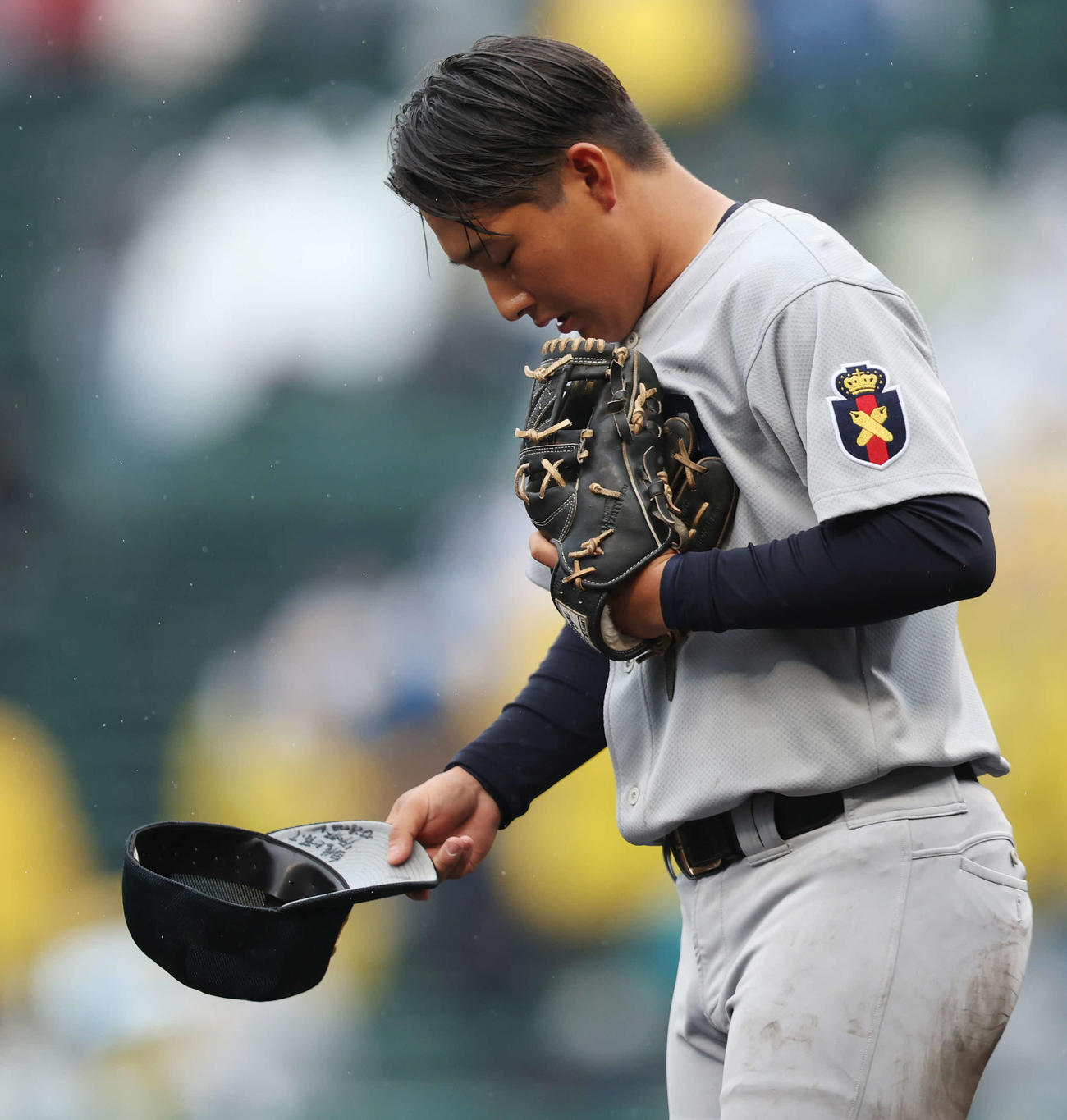 慶応対仙台育英　守備につく前、父清原和博氏からのメッセージ入り帽子を取り一呼吸置く慶応・清原勝児（撮影・宮地輝）