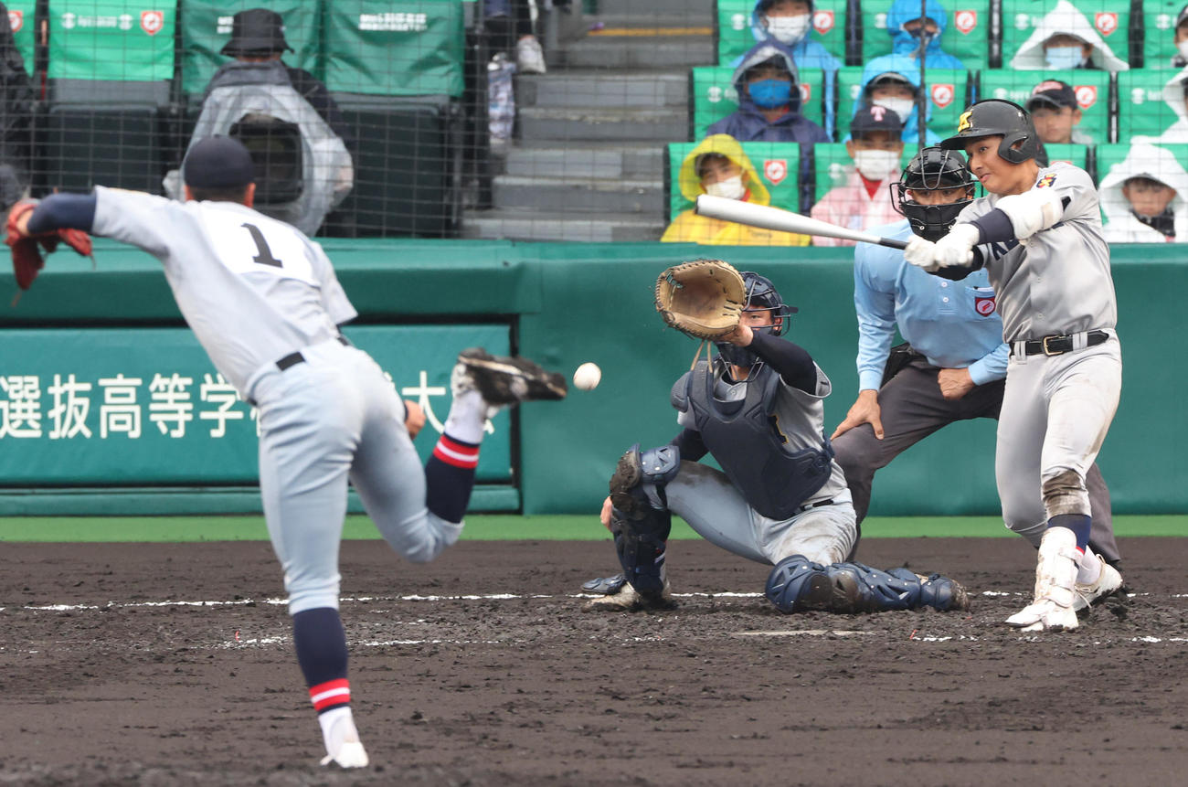 慶応対仙台育英　3回表慶応2死二塁、清原は二ゴロに倒れる（撮影・上山淳一）