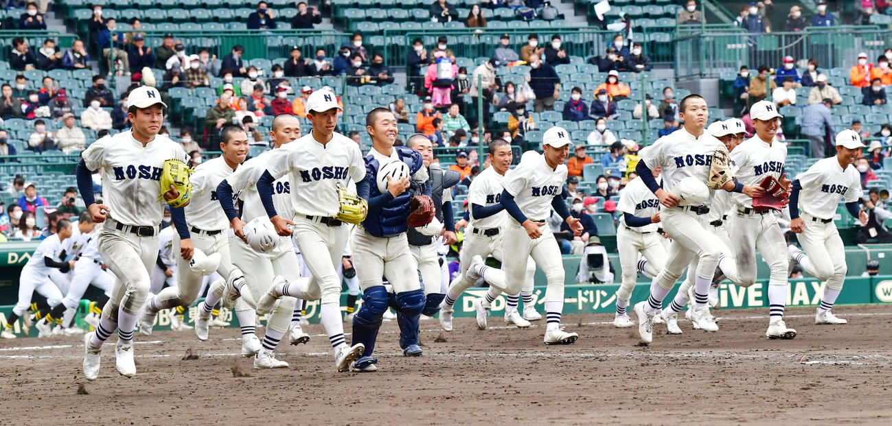 能代松陽対石橋　石橋に勝利、応援団にあいさつに向かう能代松陽ナイン（撮影・前岡正明）