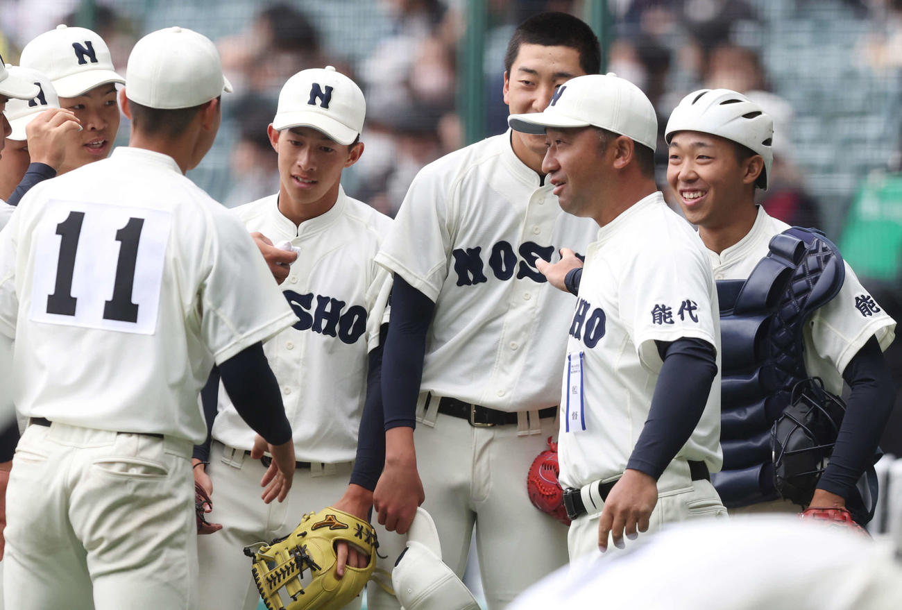 石橋対能代松陽　選手たち笑顔で声をかける能代松陽・工藤監督（右から2人目）（撮影・宮地輝）
