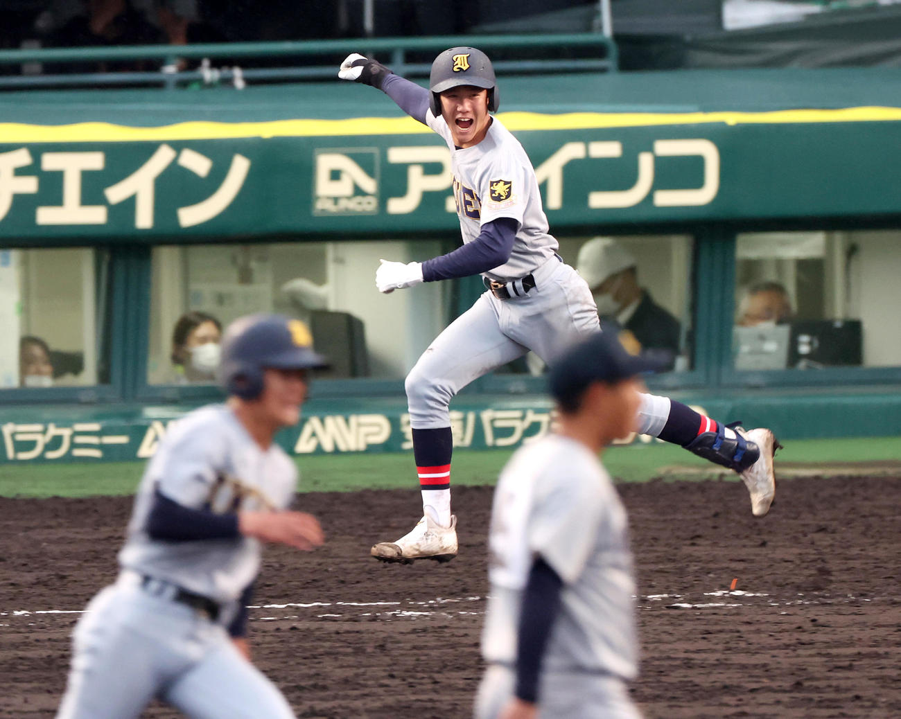 慶応対仙台育英　タイブレーク10回裏仙台育英2死満塁、山田（上）はサヨナラ左前適時打を放ち喜ぶ（撮影・上山淳一）