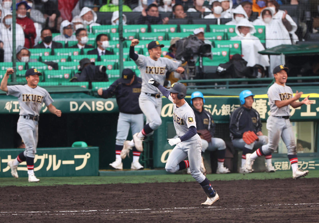 慶応対仙台育英　タイブレーク10回裏仙台育英2死満塁、山田（手前）はサヨナラ左前適時打を放ち喜ぶ（撮影・上山淳一）
