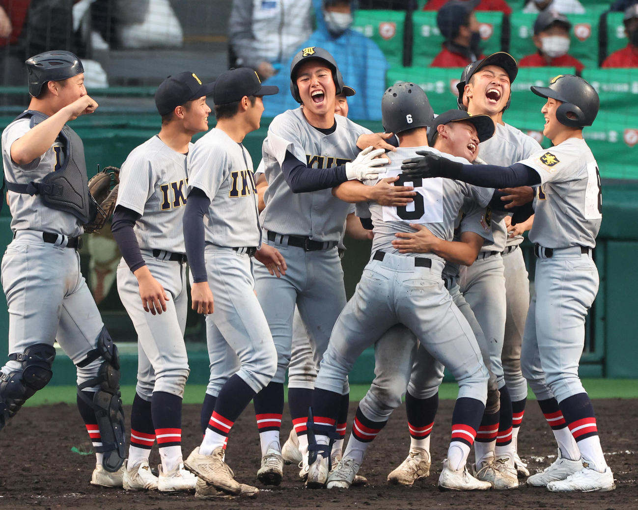 慶応対仙台育英　タイブレーク10回裏仙台育英2死満塁、山田（6）はサヨナラ左前適時打を放ち仲間と歓喜する（撮影・上山淳一）