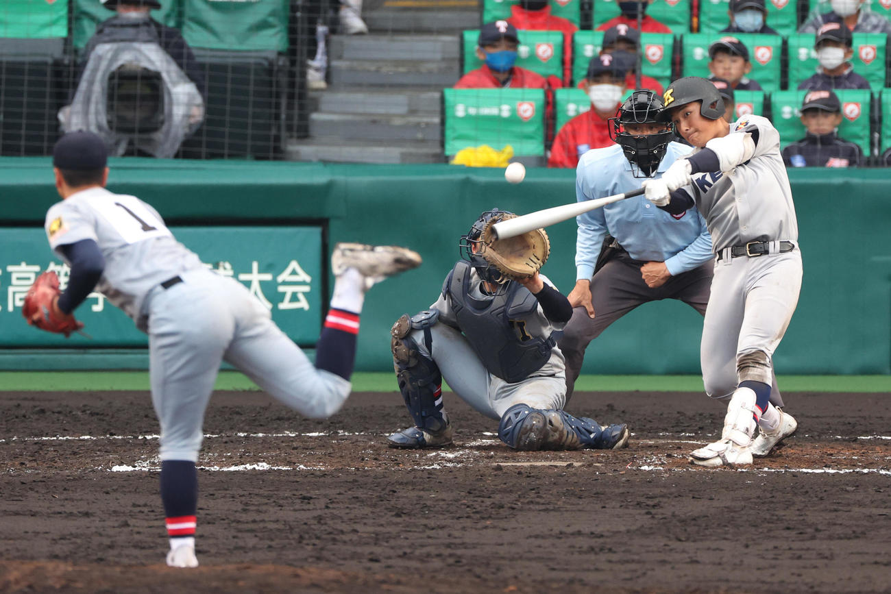 慶応対仙台育英　8回表慶応2死一塁、清原は左飛に倒れる（撮影・上山淳一）