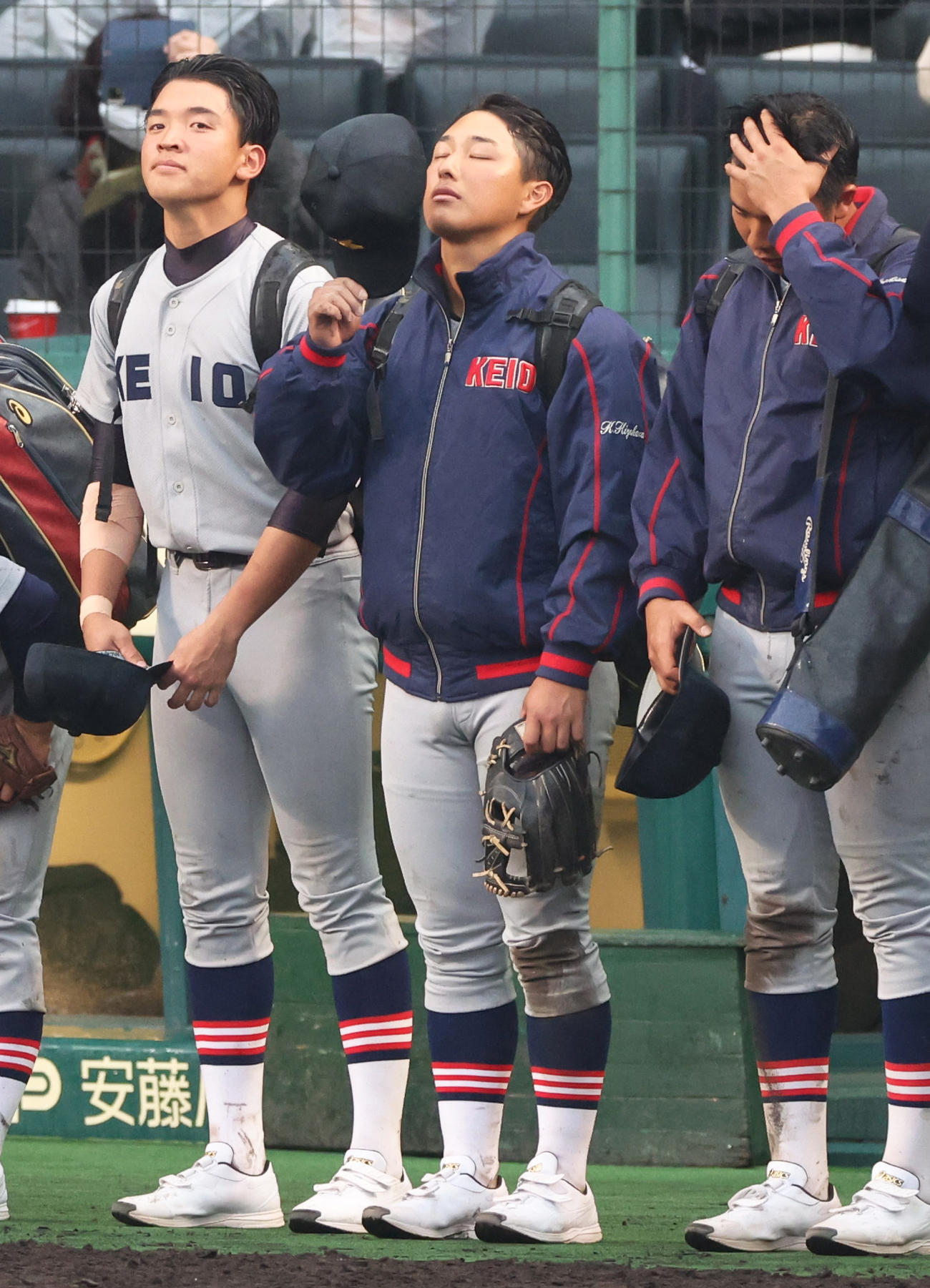 慶応対仙台育英　仙台育英に敗れ、ガックリする慶応の清原（中央）（撮影・上山淳一）