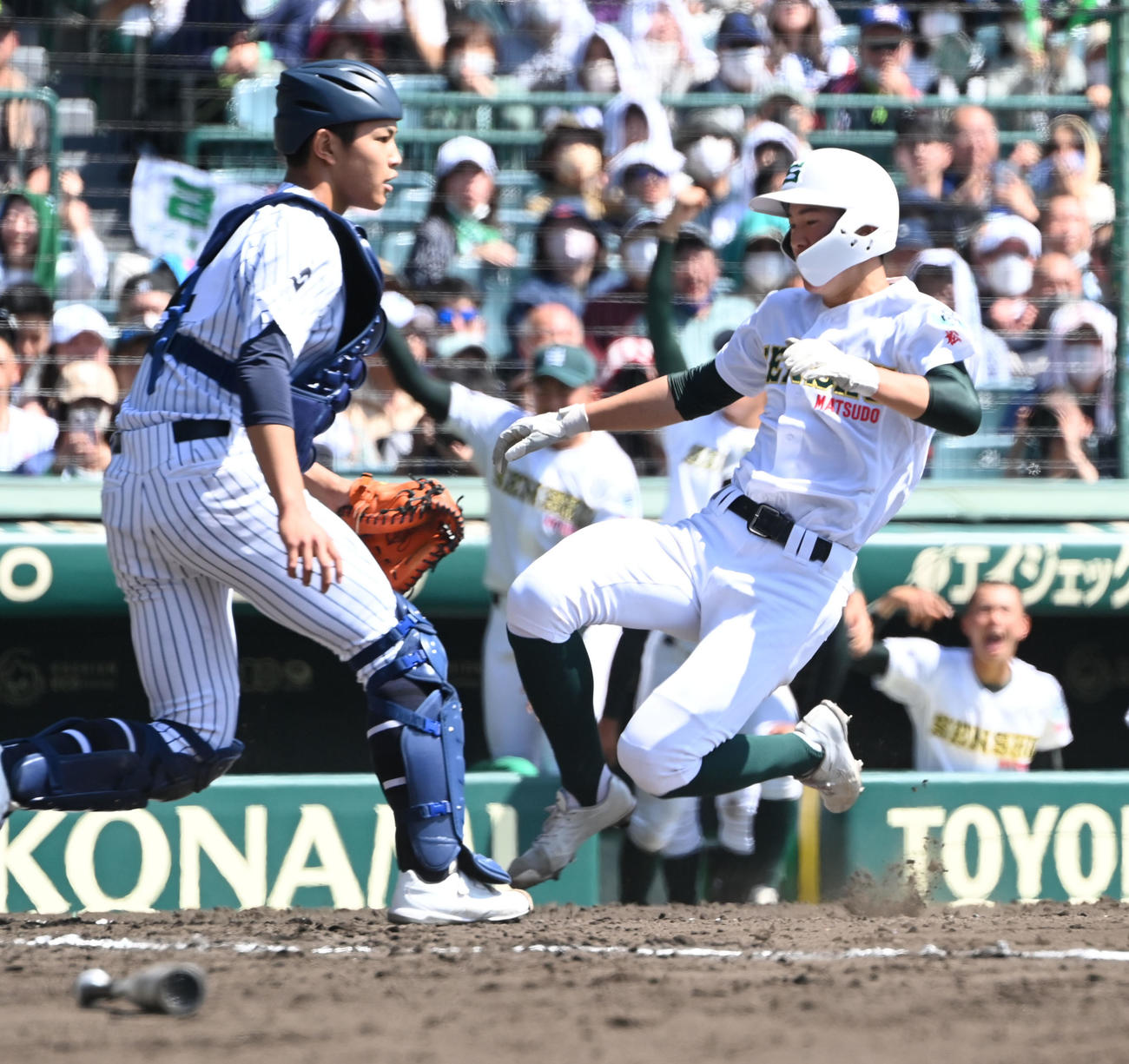 常葉大菊川対専大松戸　1回裏専大松戸1死満塁、太田の中前適時打で生還する二塁走者の中山（撮影・和賀正仁）