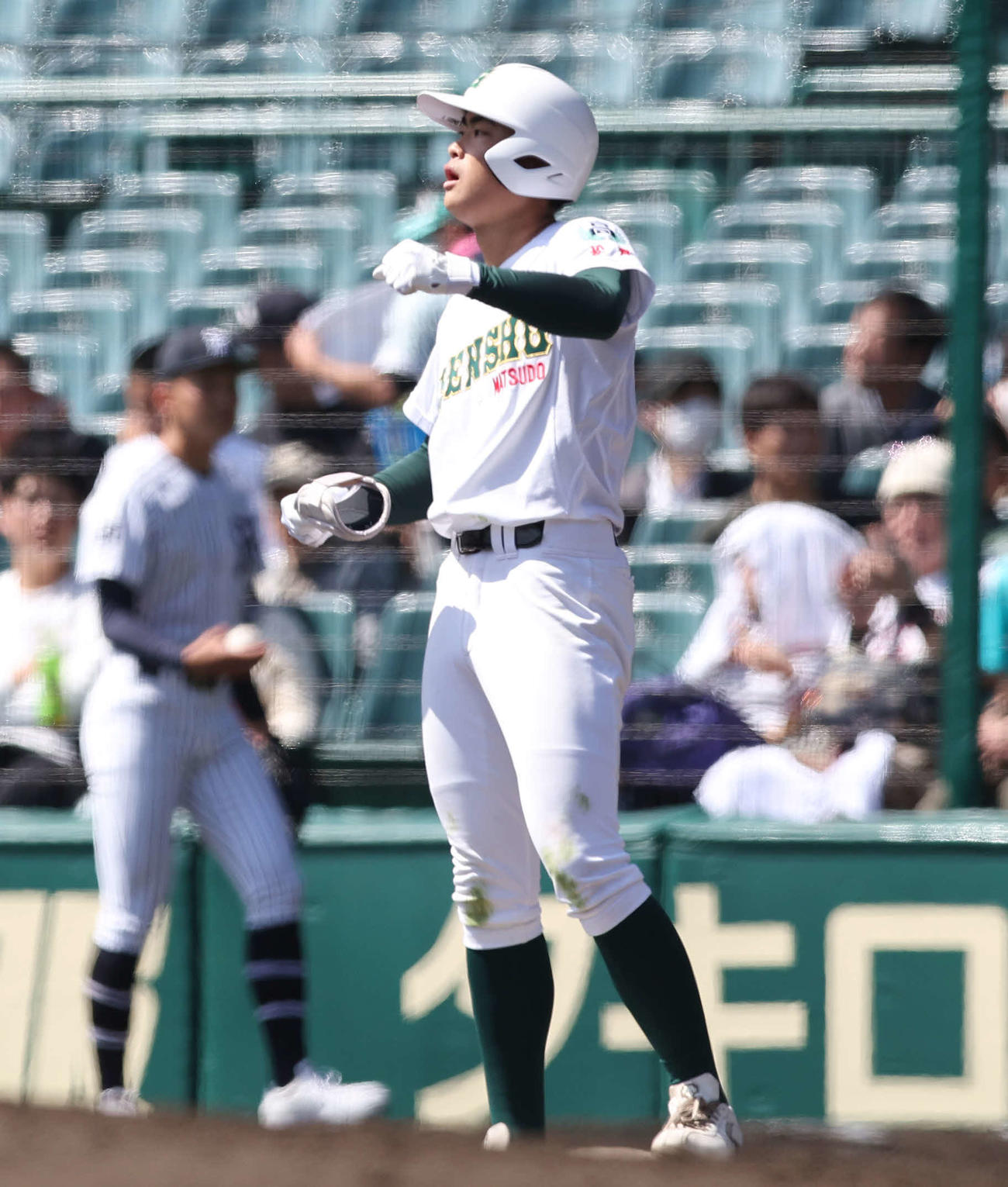 常葉大菊川対専大松戸　1回裏専大松戸1死満塁、先制2点中適時打を放ち、ガッツポーズする太田（撮影・宮地輝）