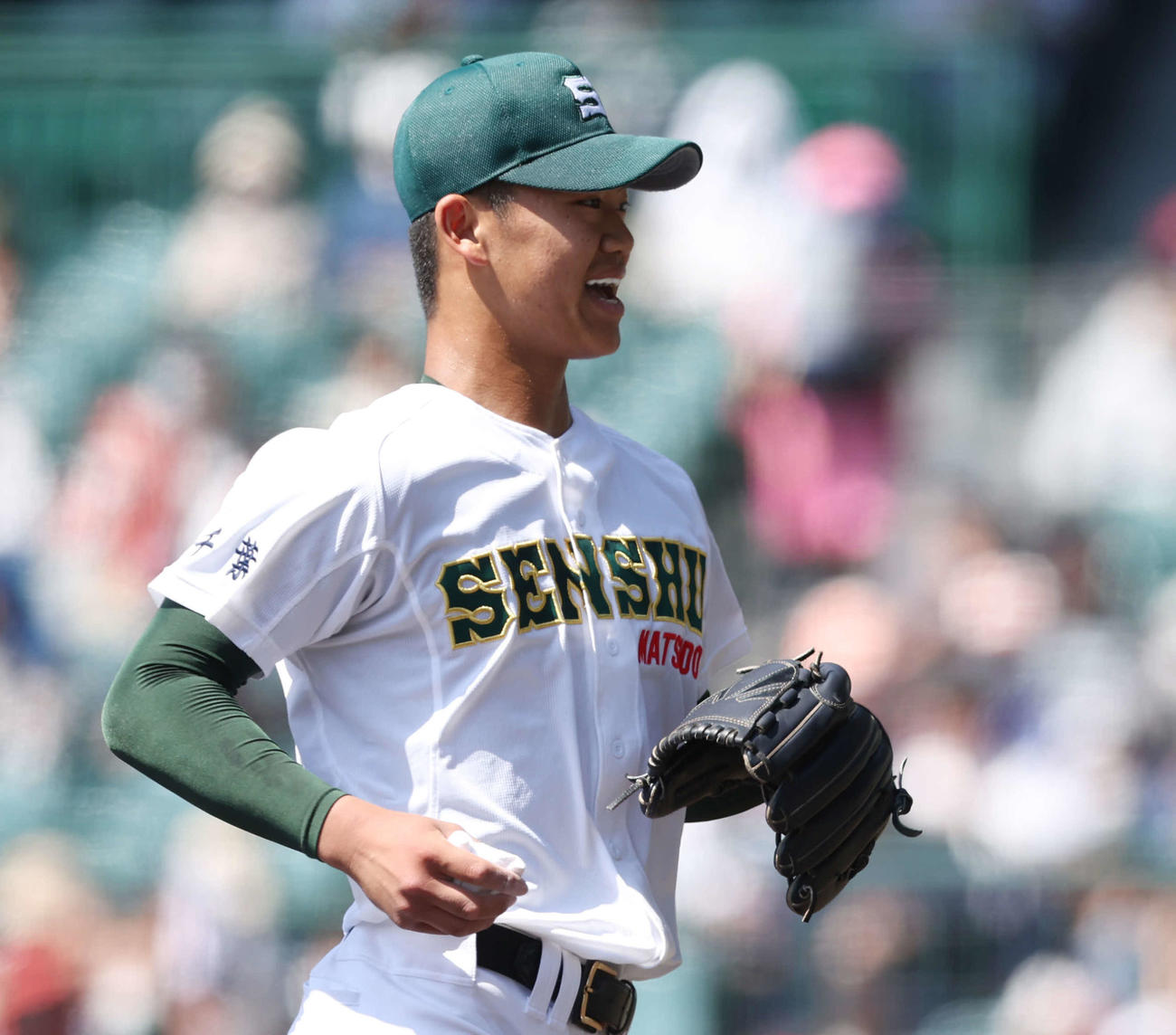 常葉大菊川対専大松戸　1回表常葉大菊川を抑え、笑顔でベンチに戻る専大松戸先発の平野（撮影・宮地輝）