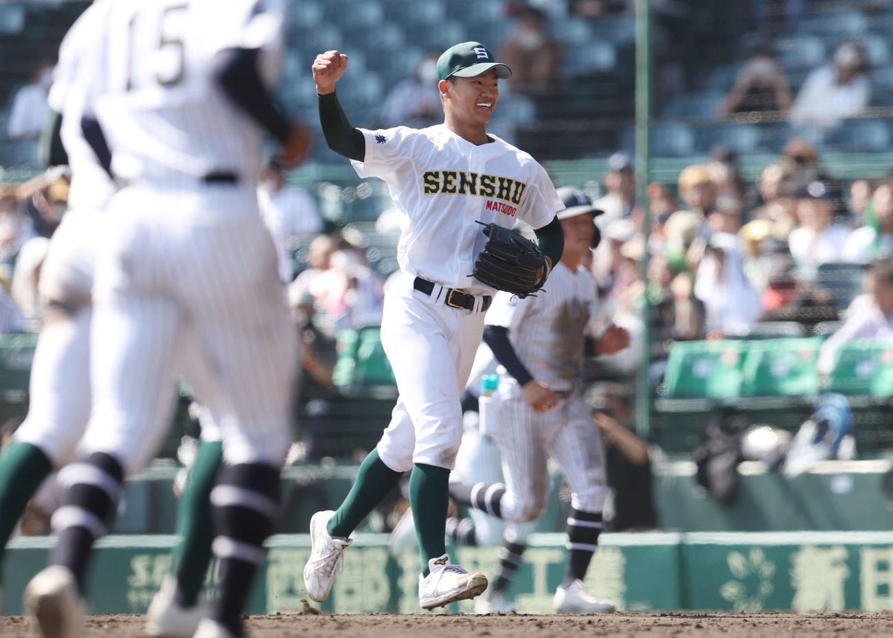 常葉大菊川対専大松戸　9回表常葉大菊川2死二塁、打者を三ゴロに仕留め、笑顔でガッツポーズする平野（撮影・宮地輝）