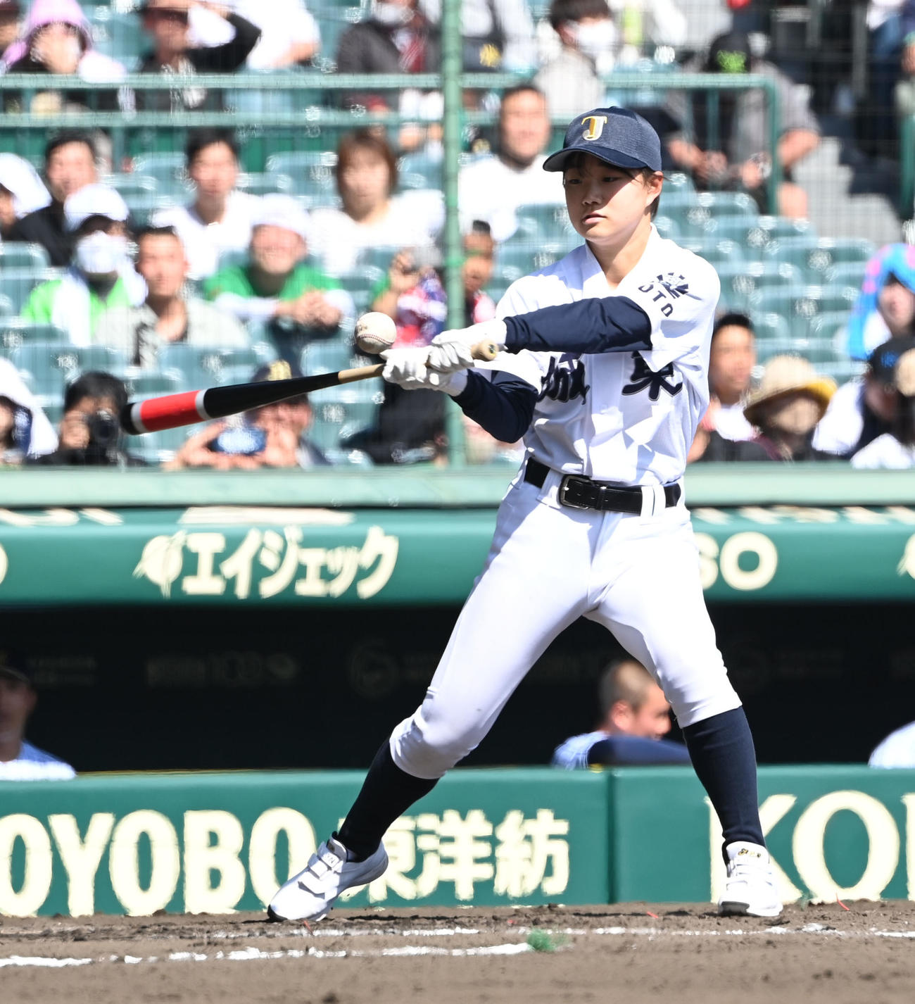 城東対東海大菅生　試合前、ナインにノックをする城東の永野マネジャー（撮影・和賀正仁）