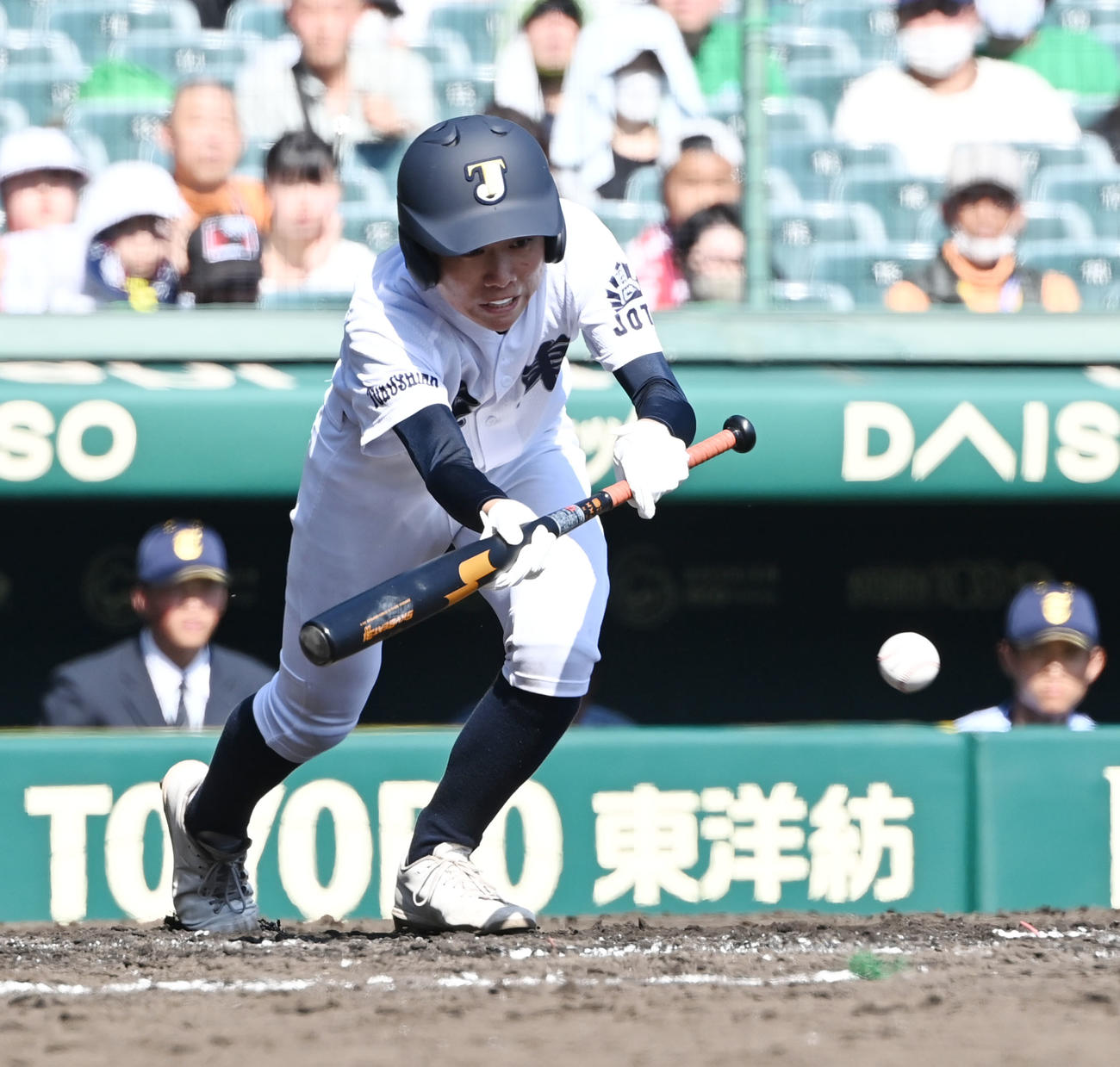 城東対東海大菅生　2回表城東1死一、三塁、セーフティースクイズを成功させる長谷（撮影・和賀正仁）