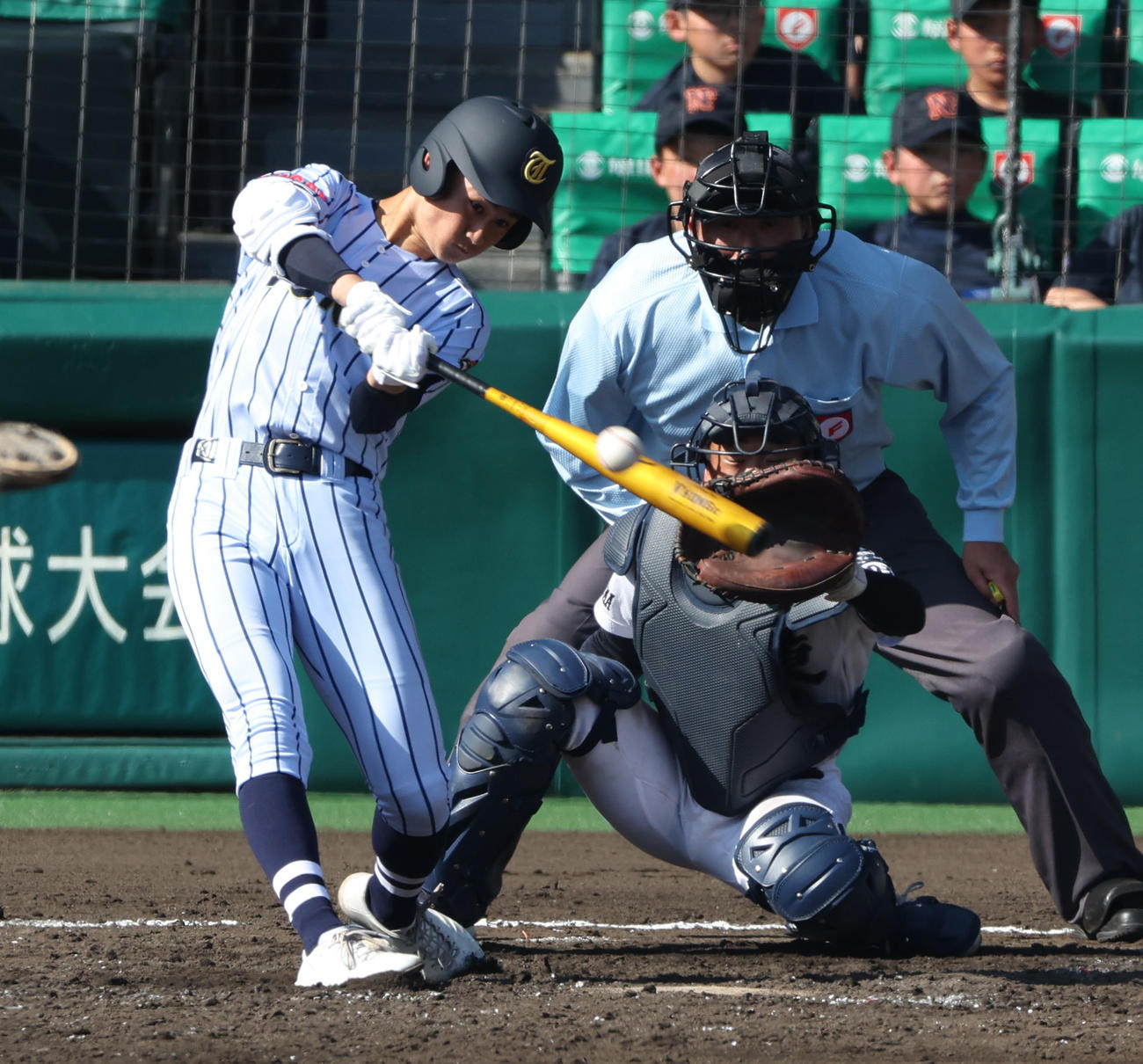 城東対東海大菅生　3回裏東海大菅生無死二、三塁、酒井は右に2点適時三塁打を放つ（撮影・上山淳一）