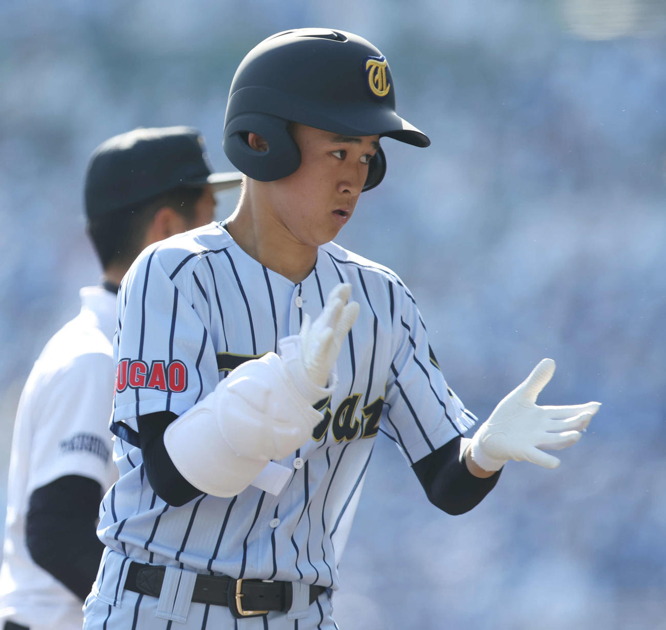 城東対東海大菅生　3回裏東海大菅生無死二、三塁、2点右適時三塁打を放ち、手をたたく酒井（撮影・宮地輝）