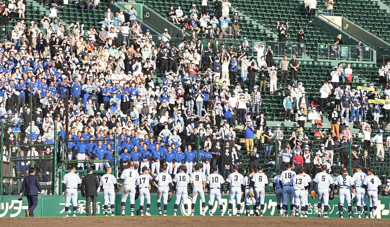 城東対東海大菅生　城東に勝利し応援団にあいさつする東海大菅生ナイン（撮影・和賀正仁）