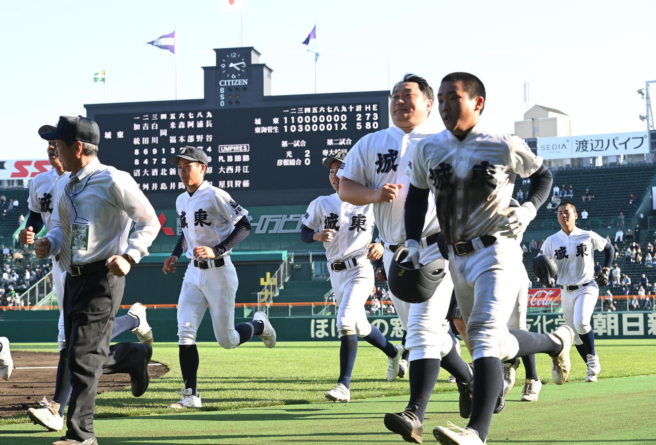 城東対東海大菅生　東海大菅生に敗れ引き揚げる城東ナイン（撮影・和賀正仁）