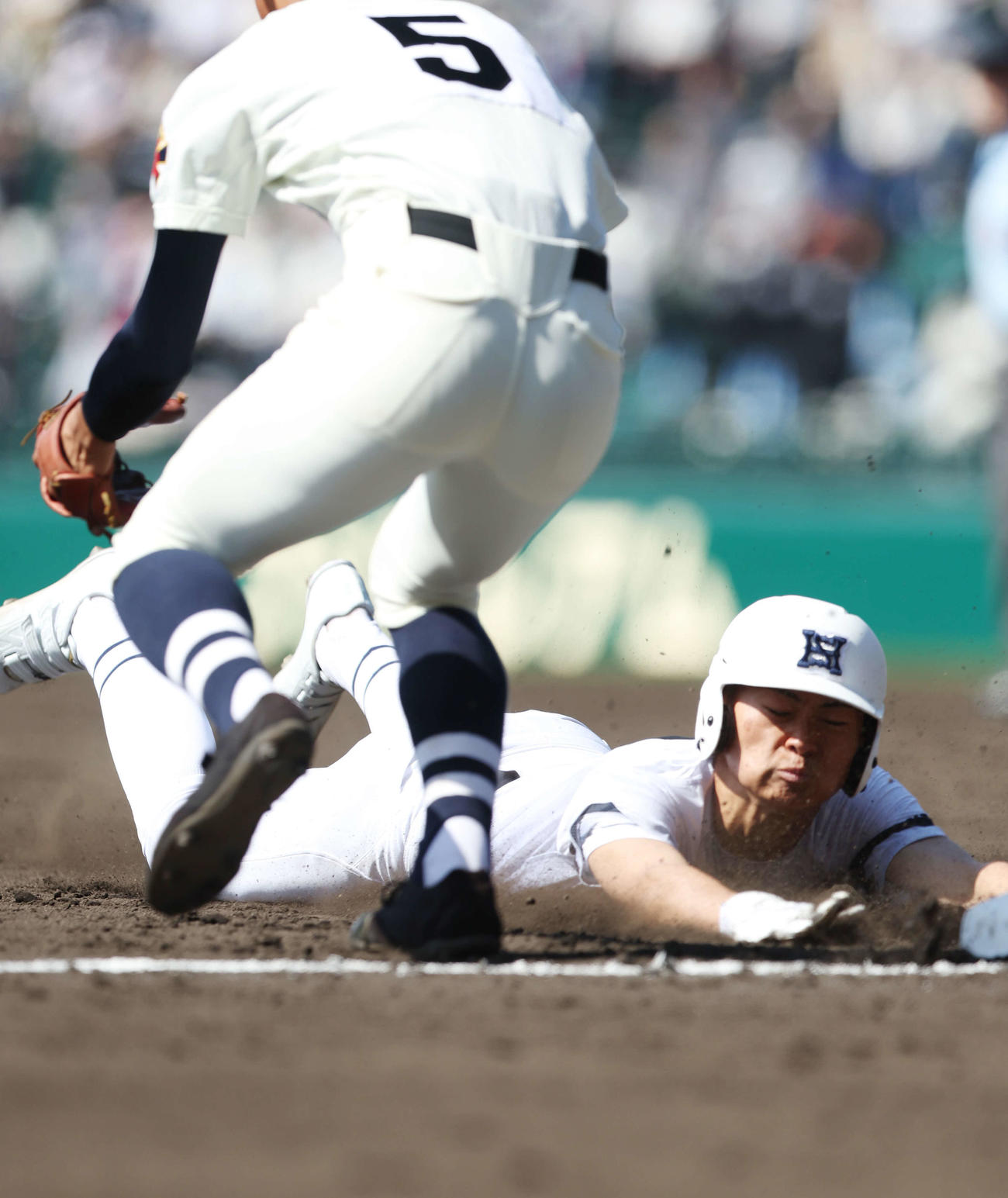 光対彦根総合　5回裏彦根総合1死二塁、樋口の右飛で三塁へヘッドスライディングする友利（撮影・宮地輝）