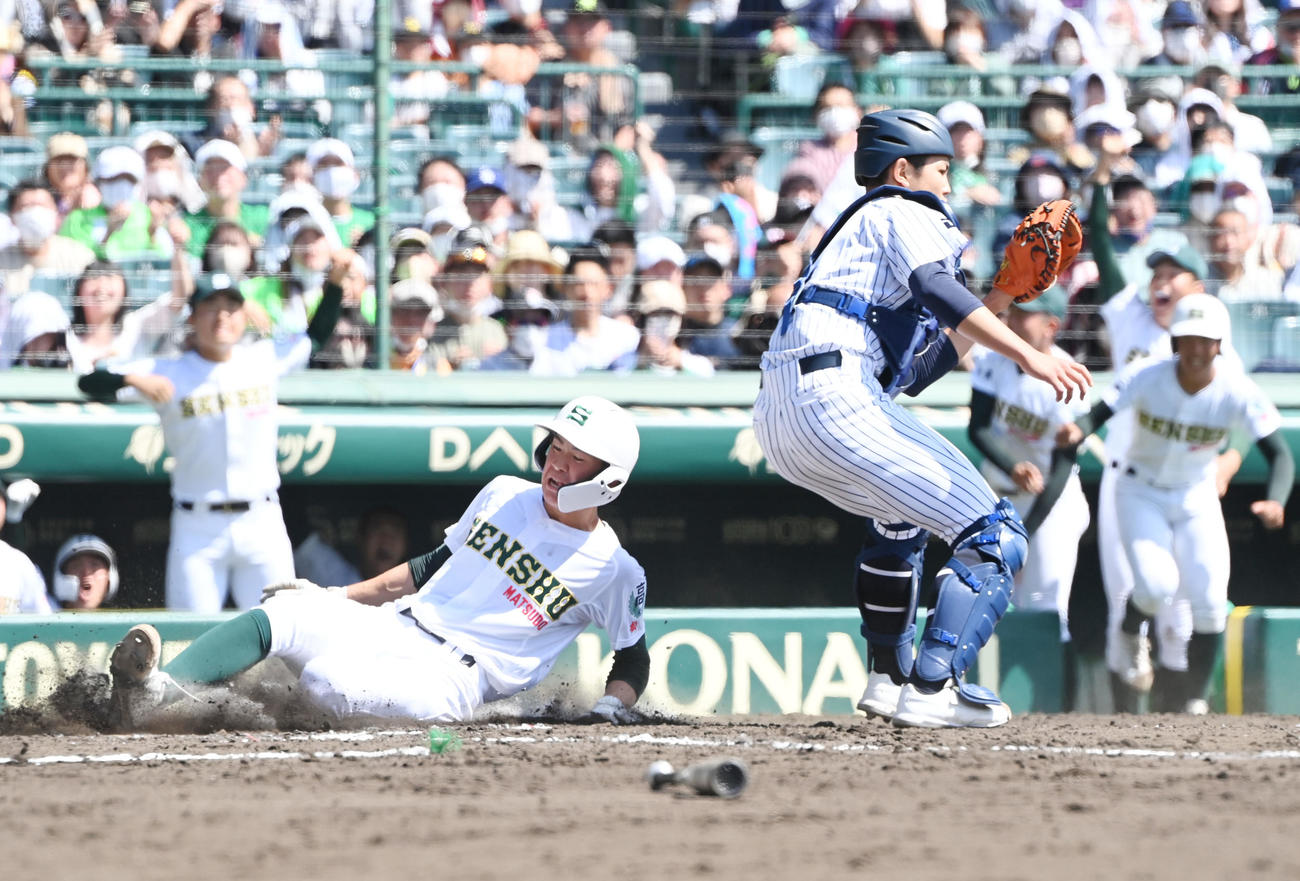 常葉大菊川対専大松戸　1回裏専大松戸1死満塁、太田遥斗の中前打で生還する二塁走者の中山（撮影・和賀正仁）