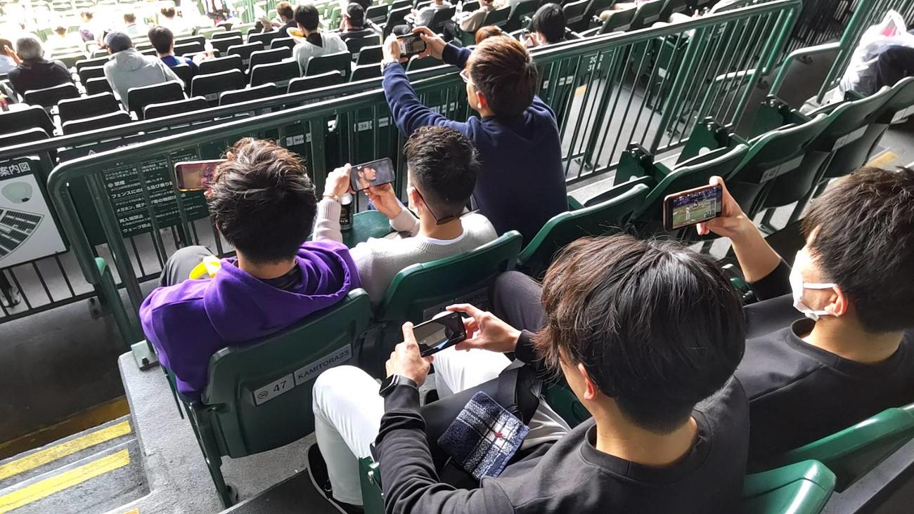 甲子園でWBC中継に見入る観客（撮影・柏原誠）