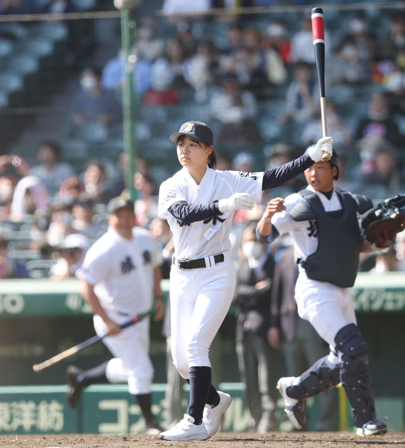 城東対東海大菅生　試合前ノックを打つ城東・永野マネジャー（撮影・宮地輝）