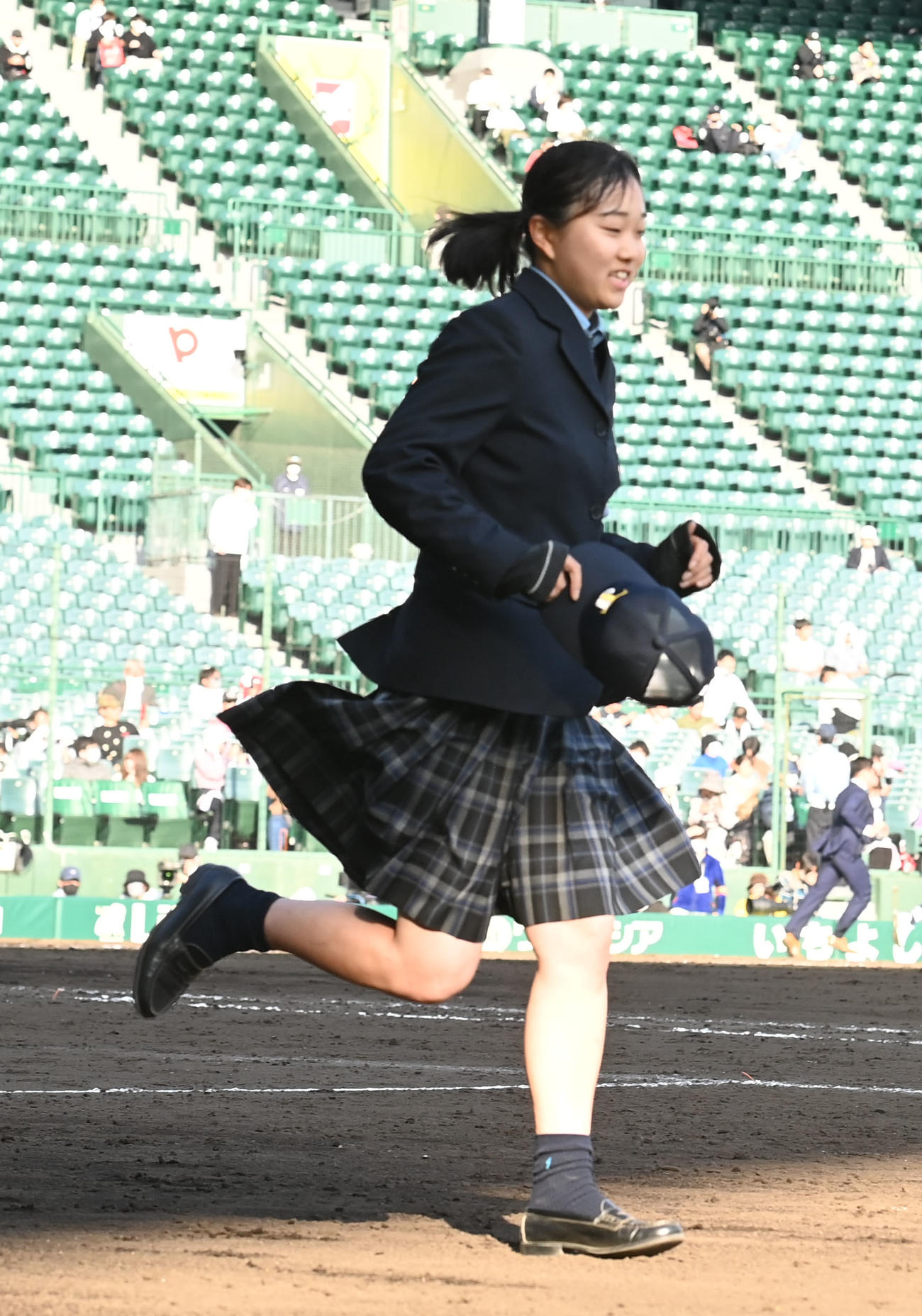 城東対東海大菅生　制服に着替えあいさつに向かう城東の永野マネジャー（撮影・和賀正仁）